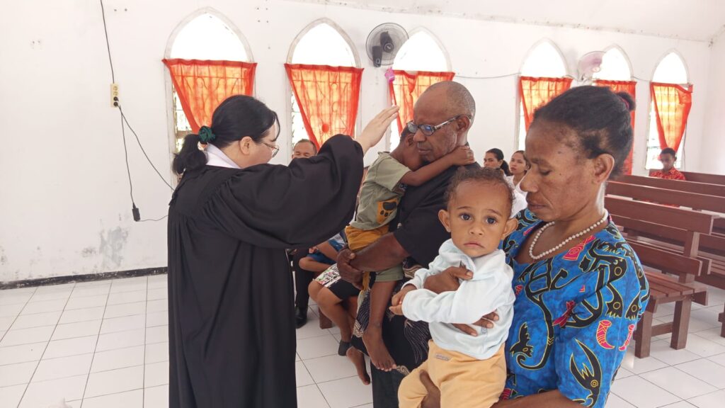 Upacara Gerejawi Baptisan dan Penyerahan Anak di PosPel Arso XI